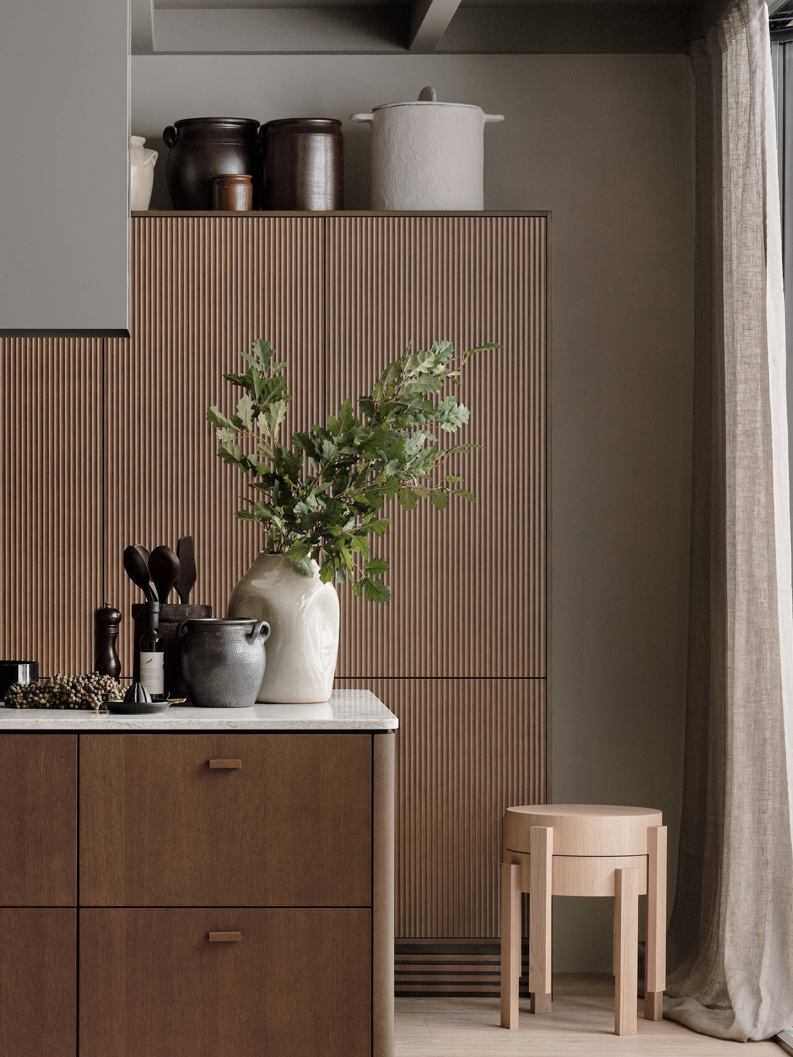 Marbodal Signatur Ekbacken - kök i ekfaner i brunbetsad kulör