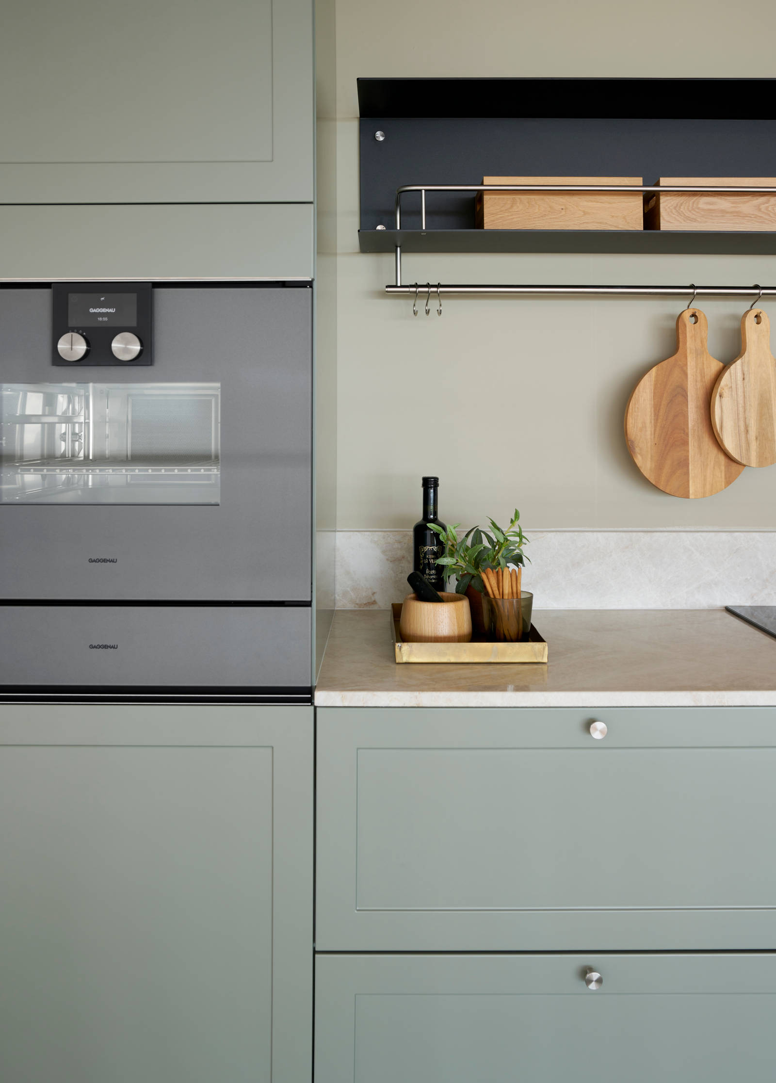 Grønn højskabe retrokøkken Square Salvie køkken fra INVITA med rustfri stål håndtag, armatur og vask med grå marmor bordplade