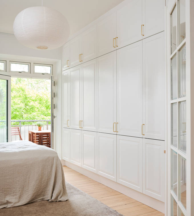 Hvid garderobe Nordic Frost fra INVITA med fyldningslåger og messinggreb