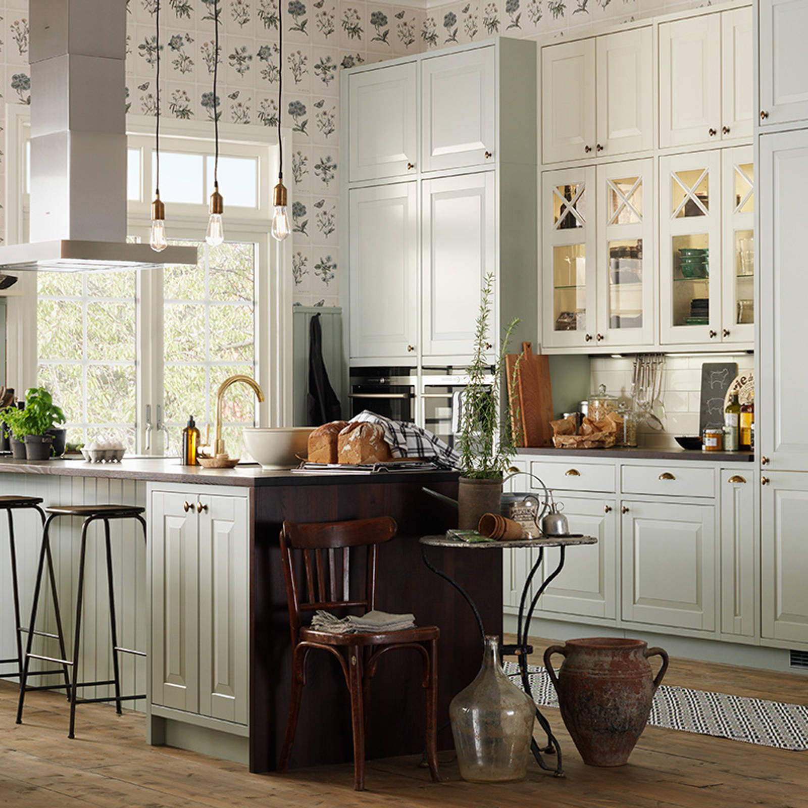 Sigdals Inframekonsept, med dører og skuffer som ligger innrammet, gir innredningen et flott, plassbygd preg. Her får du den rette Herregaardsfølelsen. Suppler gjerne med taggelister, nostalgihyller, vitriner med kryss-sprosser og fremtrukket sokkel.