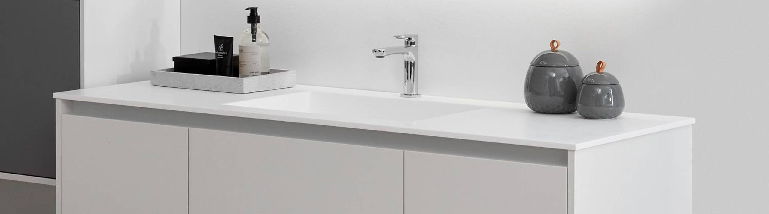 Enkel badeværelse med mulighed for at skabe et helt personligt badeværelse, hvid farve Frost fra INVITA