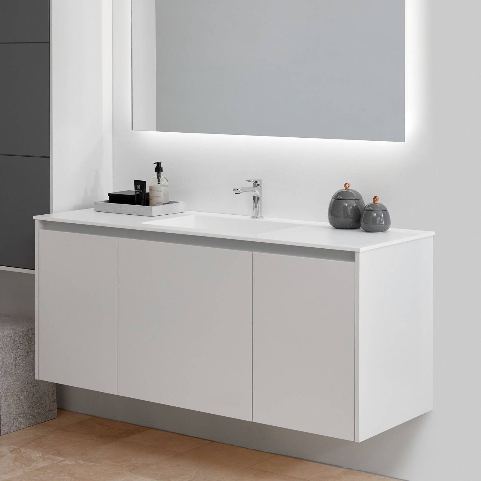 Enkel badeværelse med mulighed for at skabe et helt personligt badeværelse, hvid farve Frost fra INVITA