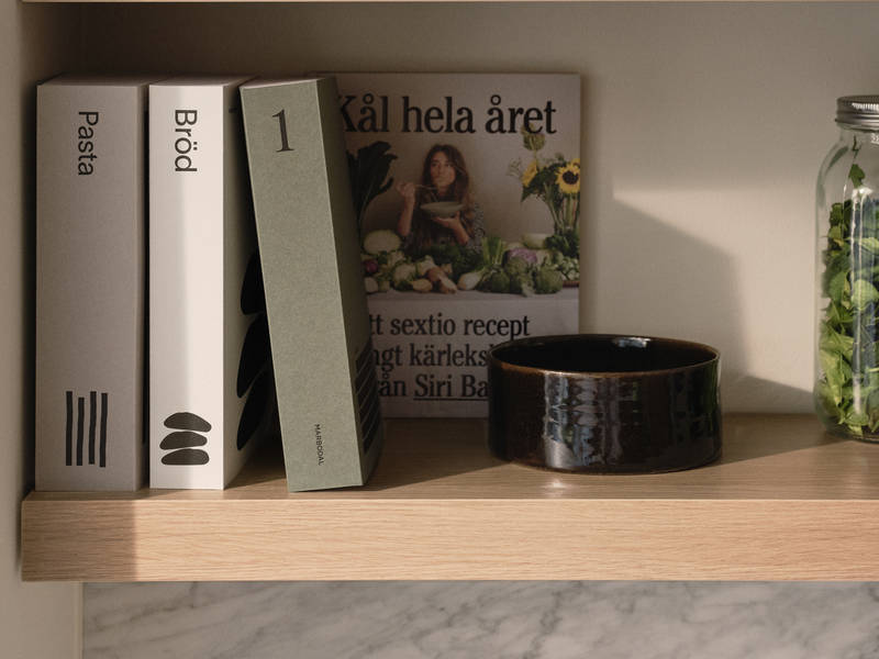 Öppna trähyllor i Siri Barjes kök från Marbodal