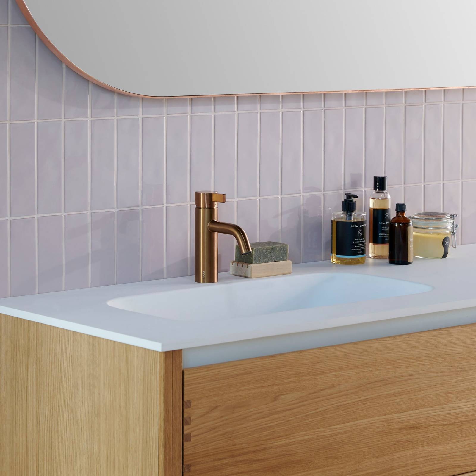 Massiv egetræ badeværelsesmøbel GLØD fra INVITA med fingertappede samlinger og grebsløse skuffer