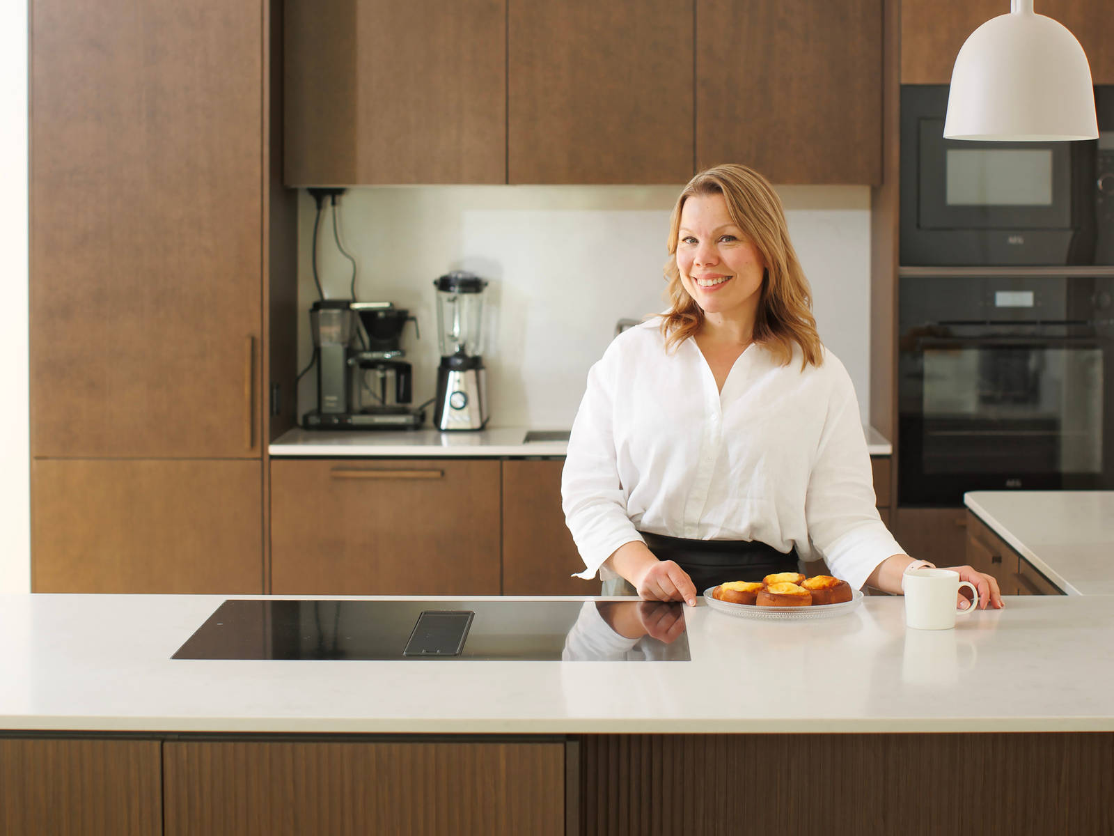 Nordic Nature tammiviilukeittiö sopivilla puukahvoilla Graniitti Caesarstone Quartz työtaso, ruskeaksi petsattu sälejalusta kylmälaitteille, mikä varmistaa niiden ilmankierron Kotona Kerttu Pylvänäisen kanssa