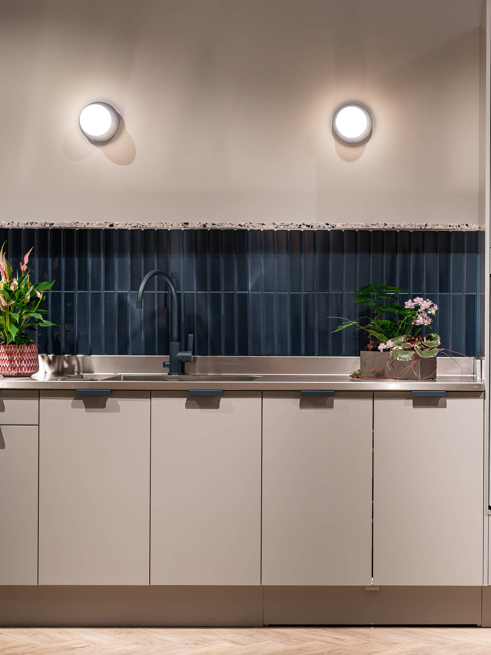 Vaskerum med bænk og højskab, indbygget vaskemaskine og tørretumbler