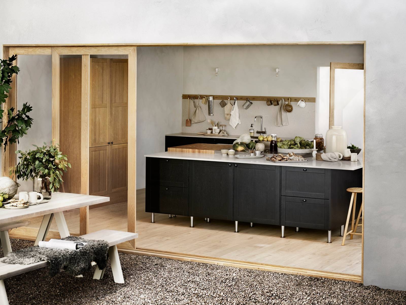 Rustikk og landlig kjøkkenmodell i heltre eik. Front med enkel ramme og slett fylling gjør at du kan variere uttrykket på kjøkkenet fra det helt moderne til det rustikke landlige preget alt etter hvilket tilbehør du velger.