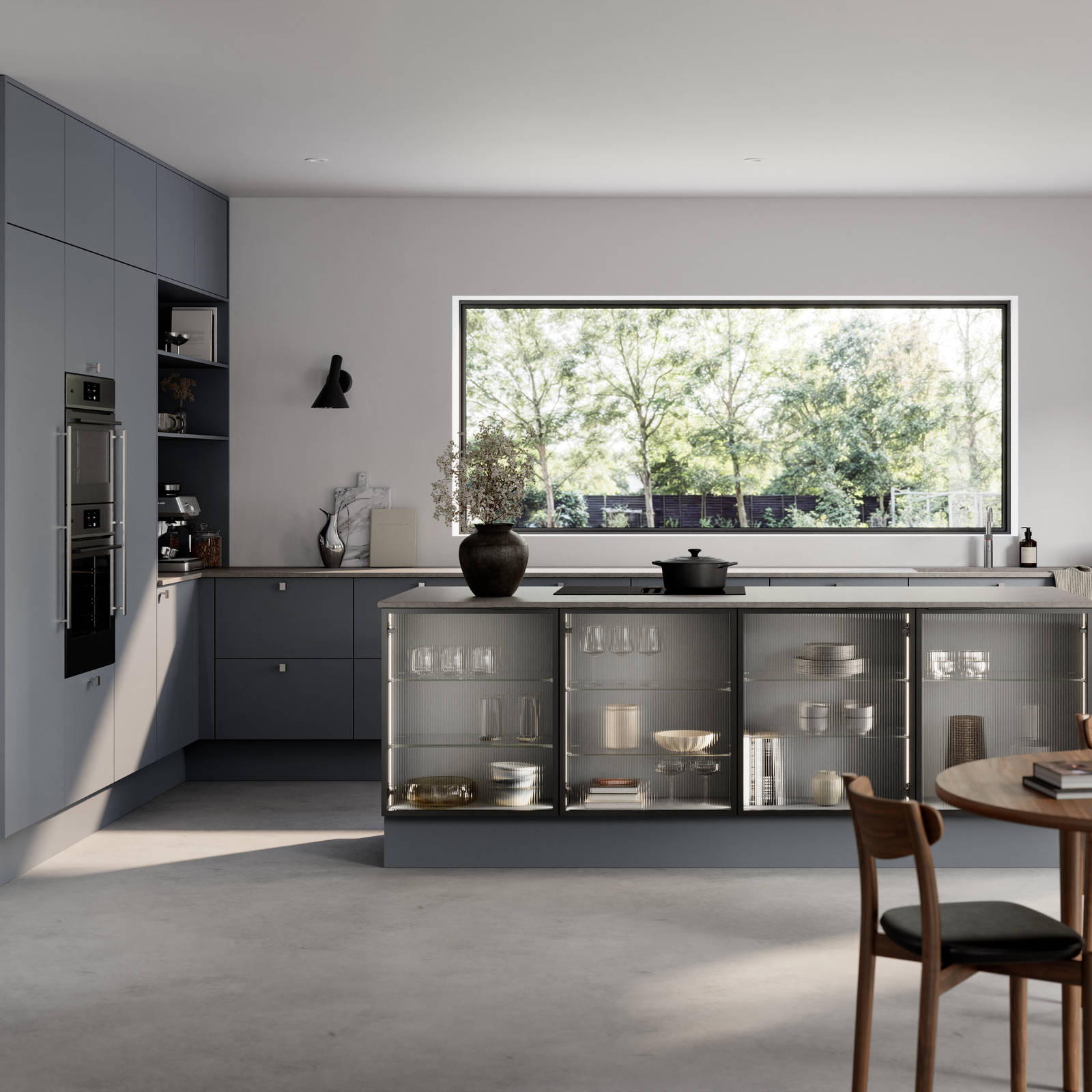 Mat og silkeblødt laminatkøkken Cover i Soft laminat med køkkenø fra INVITA med et seamless udtryck i farve Blåler, vitrineskabe i køkkenøen