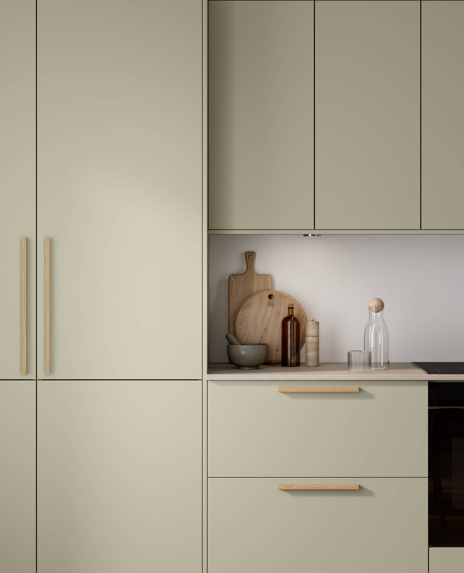 Mat og silkeblødt laminatkøkken Cover i Soft laminat med køkkenø fra INVITA med et seamless udtryck i farve Mos