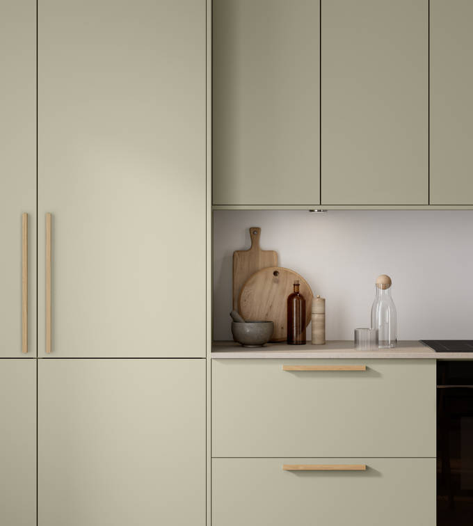 Mat og silkeblødt laminatkøkken Cover i Soft laminat med køkkenø fra INVITA med et seamless udtryck i farve Mos