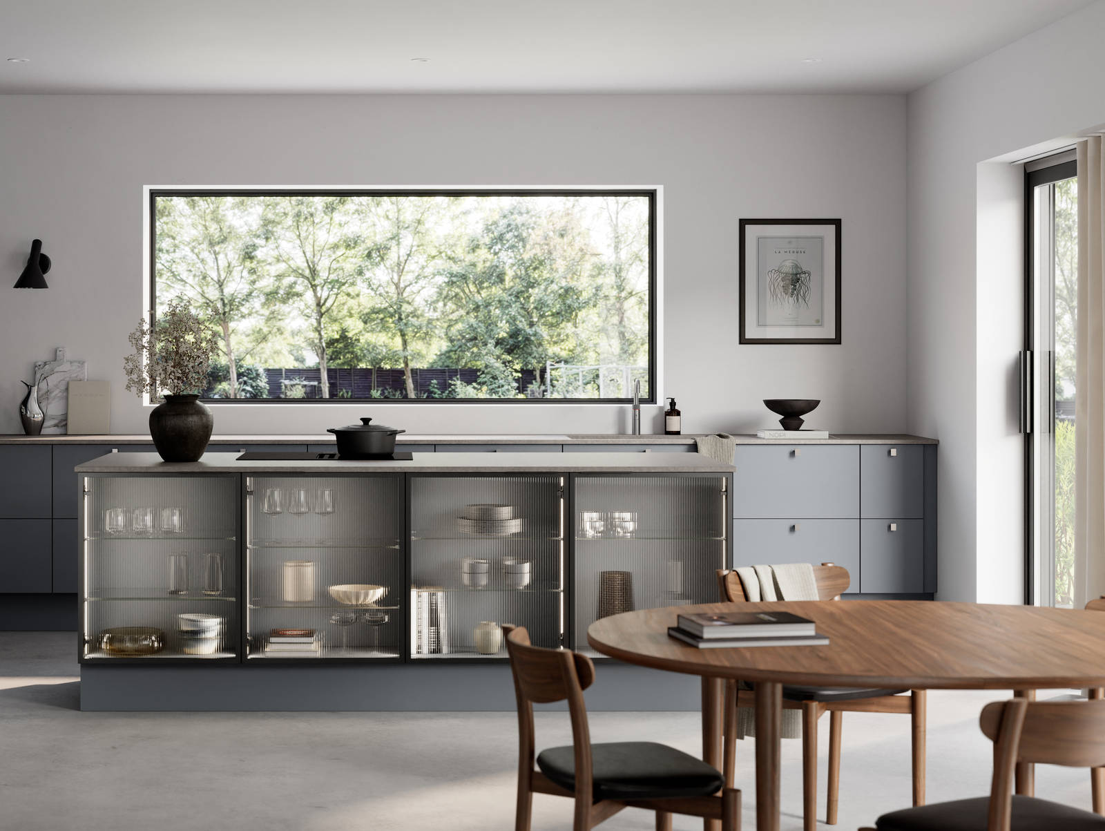 Mat og silkeblødt laminatkøkken Cover i Soft laminat med køkkenø fra INVITA med et seamless udtryck i farve Blåler, vitrineskabe i køkkenøen