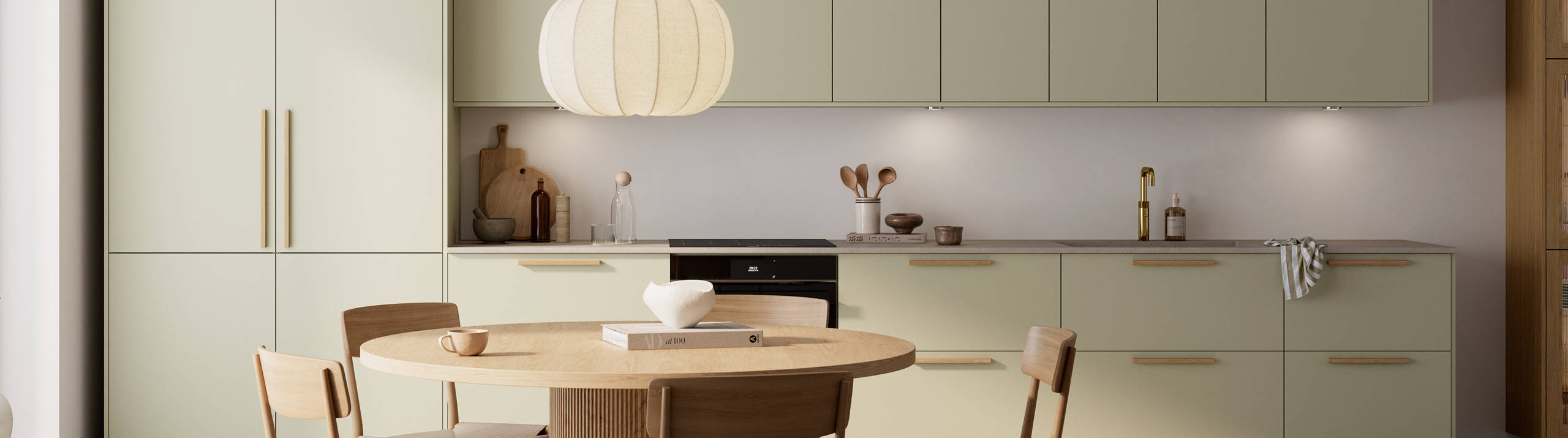 Mat og silkeblødt laminatkøkken Cover i Soft laminat med køkkenø fra INVITA med et seamless udtryck i farve Mos, vitrineskabe