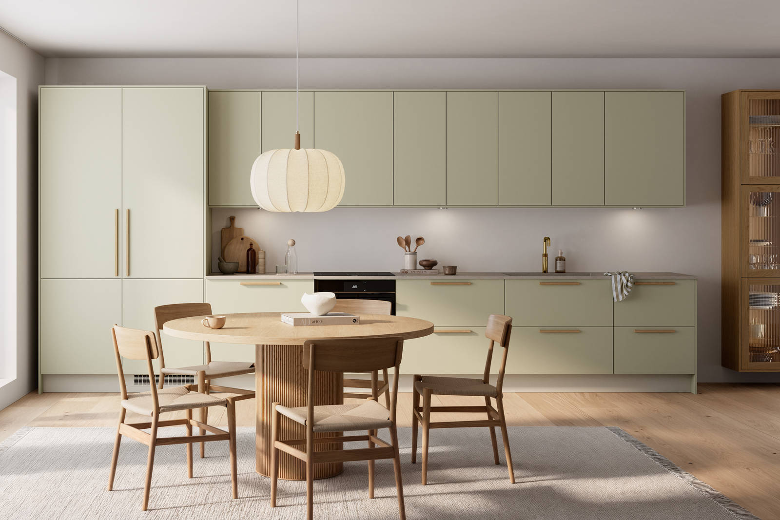 Mat og silkeblødt laminatkøkken Cover i Soft laminat med køkkenø fra INVITA med et seamless udtryck i farve Mos, vitrineskabe