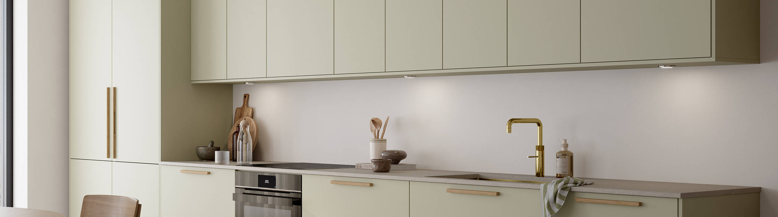 Mat og silkeblødt laminatkøkken Cover i Soft laminat med køkkenø fra INVITA med et seamless udtryck i farve Mos