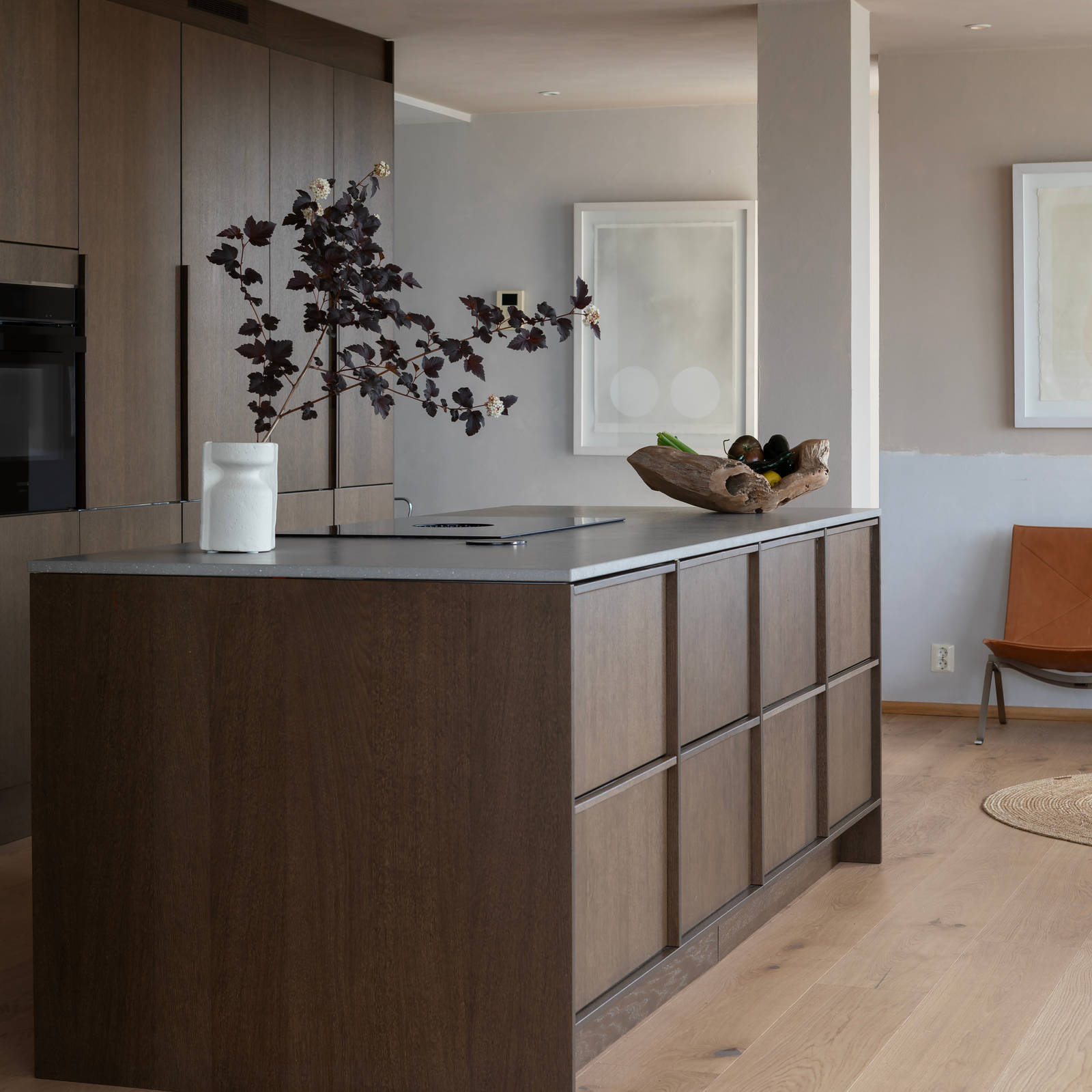 Køkkenø i brun egetræsfiner køkkenet Forever oak med matchende tre håndtag fra INVITA og beige højskabe Athena Sand