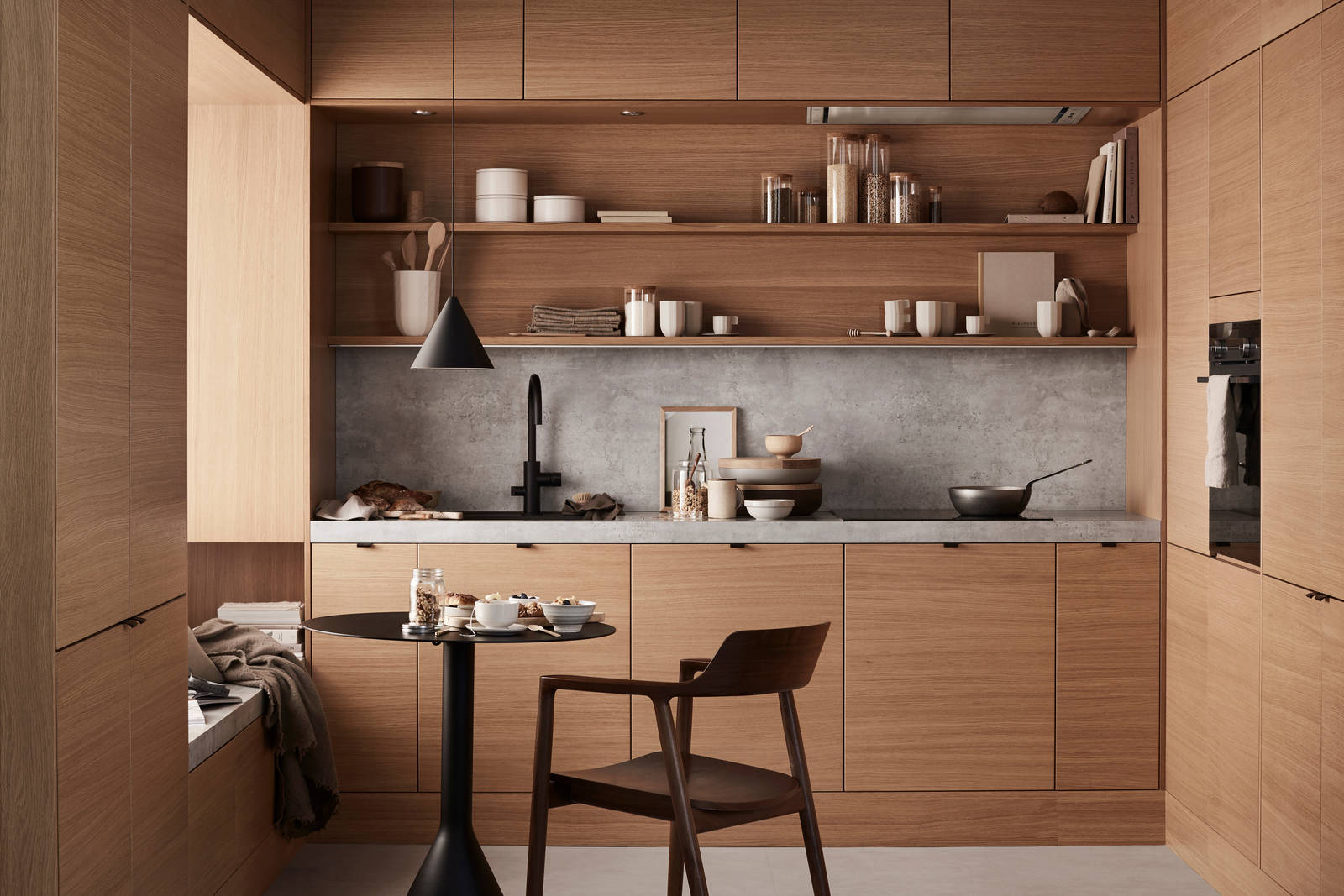 Marbodal Arkitekt plus Ek - Kökslucka ekfanerad. Med våra smarta skåpsinredningar skapas ordning och reda på liten yta. Bänkskiva och stänkskydd i laminat Grå betong.