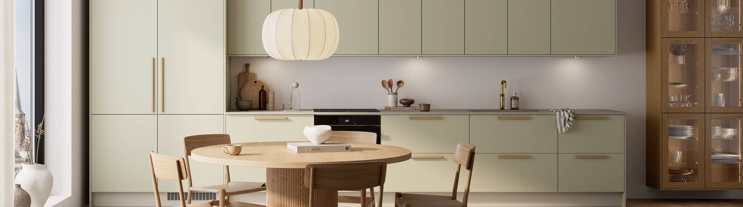 Mat og silkeblødt laminatkøkken Cover i Soft laminat med køkkenø fra INVITA med et seamless udtryck i farve Mos, vitrineskabe