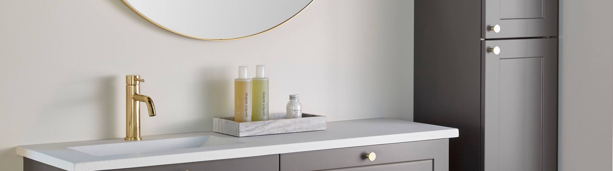 Retrobad Square i farve Søsten fra INVITA med messing greb og armatur