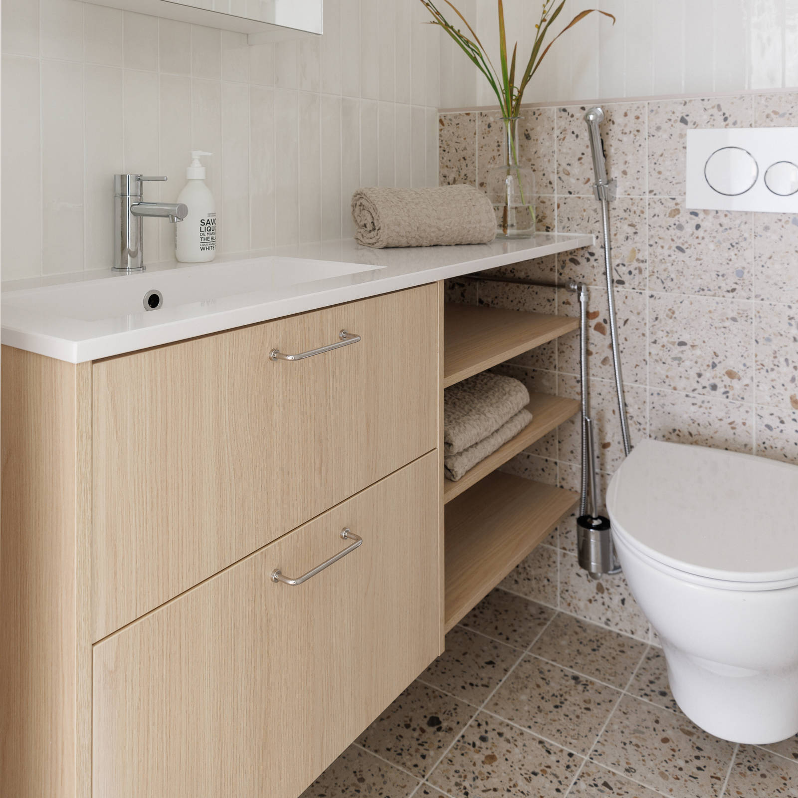 Novartin Aito luonnonväri tammi kylpyhuonekaappi yhteensopivalla avohyllyllä