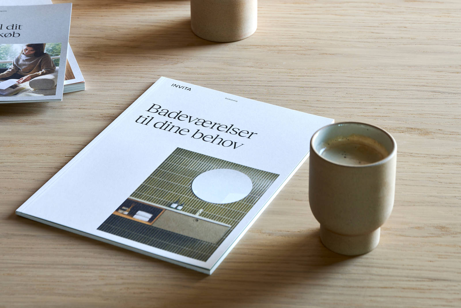 Katalog fra INVITA og kaffekop på bordet