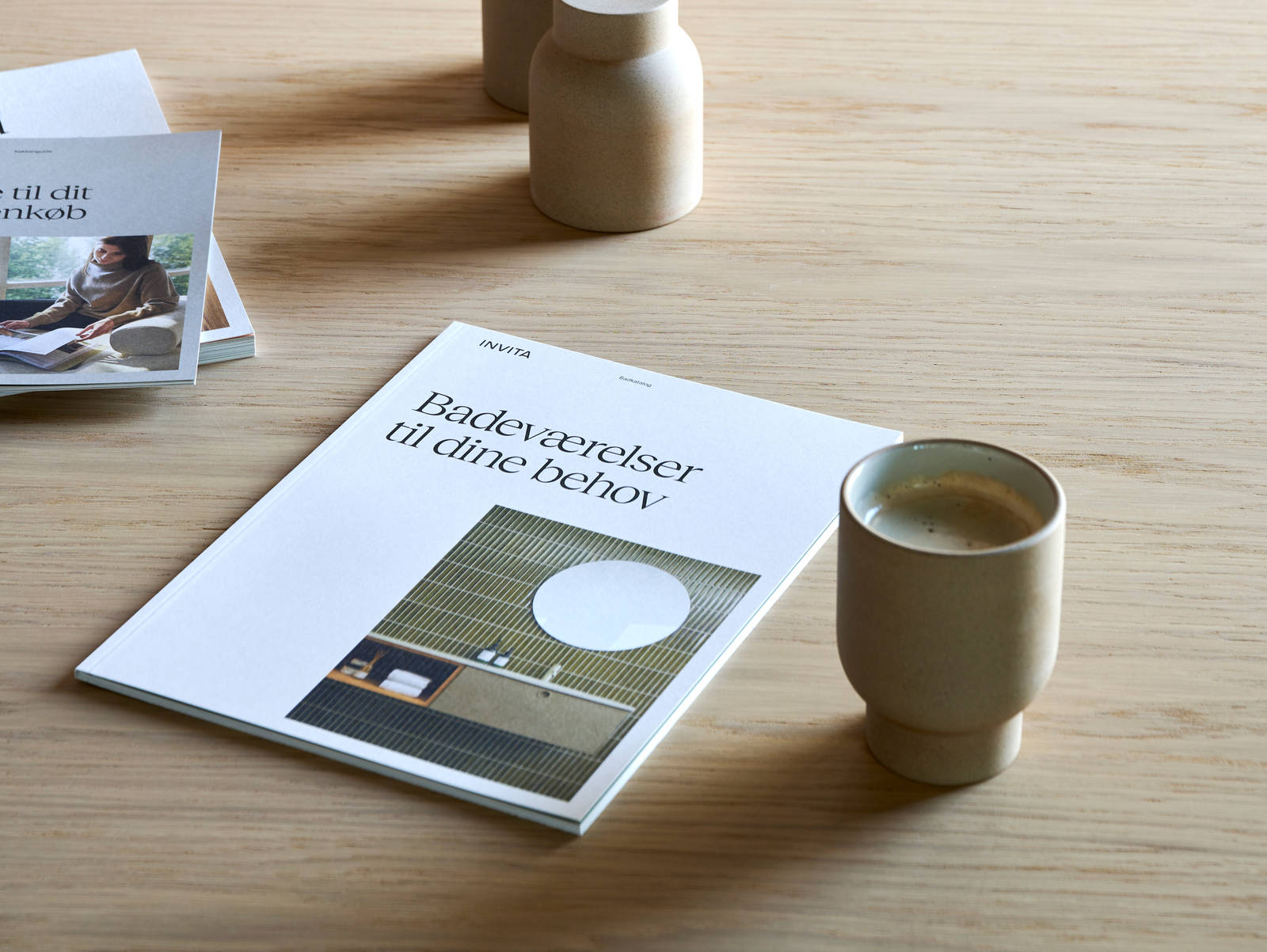 Katalog fra INVITA og kaffekop på bordet