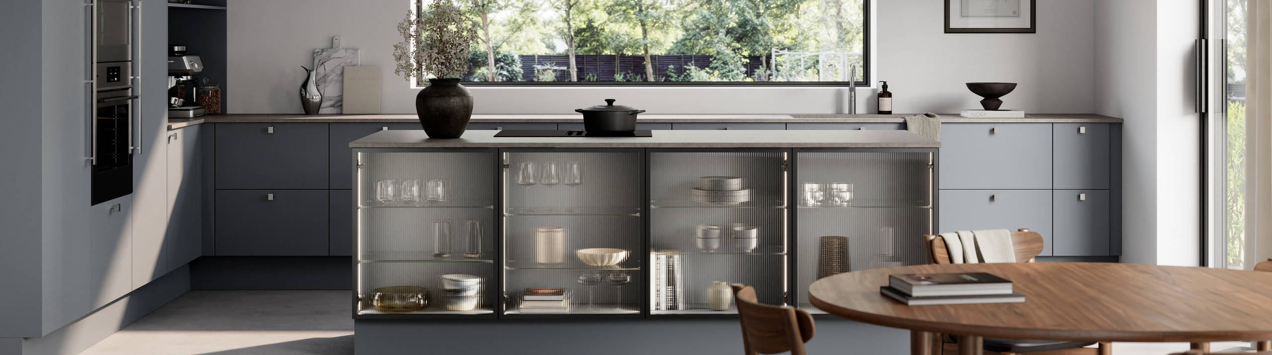 Mat og silkeblødt laminatkøkken Cover i Soft laminat med køkkenø fra INVITA med et seamless udtryck i farve Blåler, vitrineskabe i køkkenøen