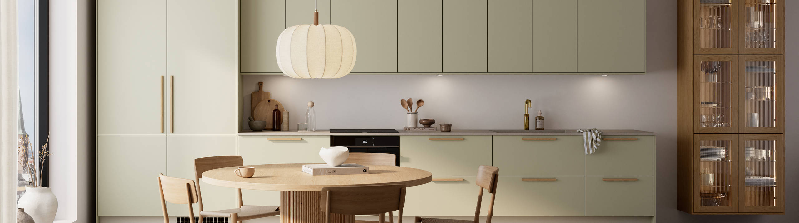 Mat og silkeblødt laminatkøkken Cover i Soft laminat med køkkenø fra INVITA med et seamless udtryck i farve Mos, vitrineskabe