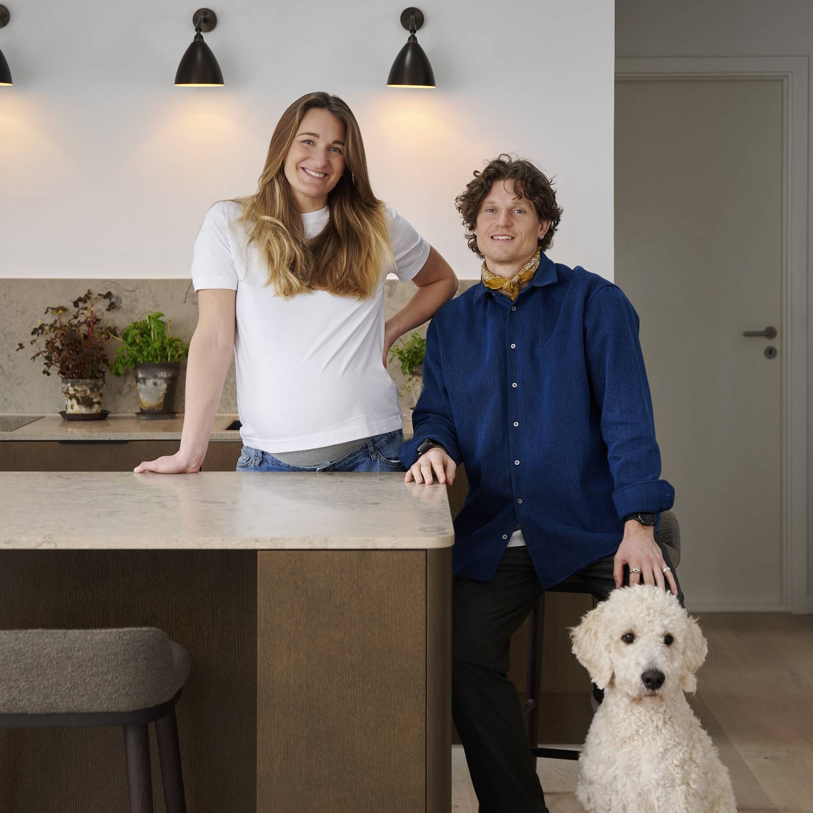 Josephine Havmøller, Aske og hunden Winston ved køkkenvasken i deres Re:new Forever Oak køkken fra INVITA