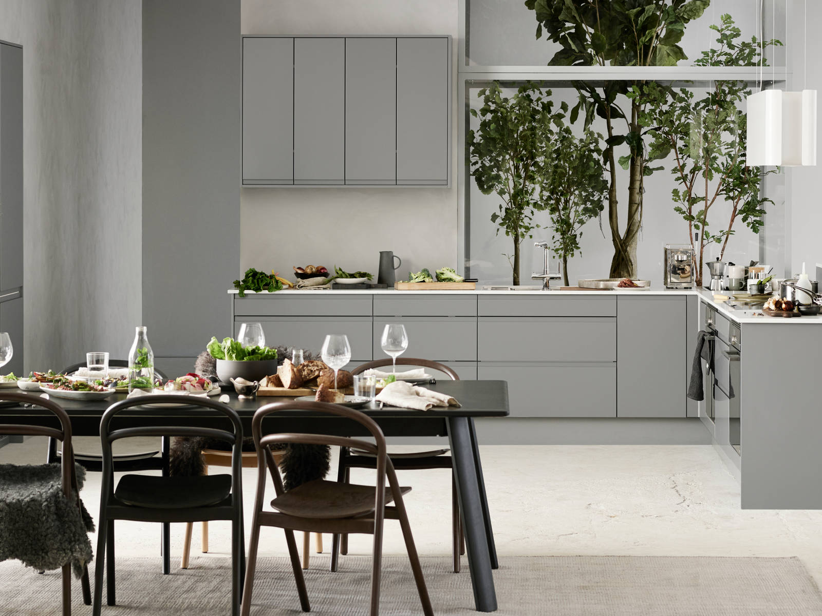 Marbodal Viken Åska - kök med integrerat fräst grepp i köksluckan.