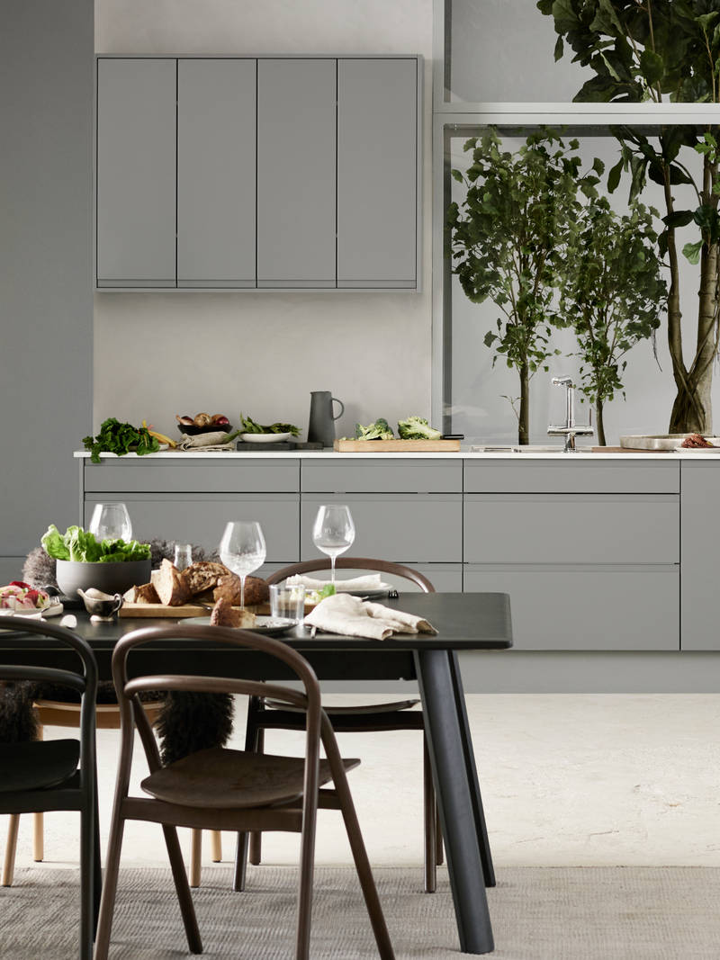 Marbodal Viken Åska - kök med integrerat fräst grepp i köksluckan.