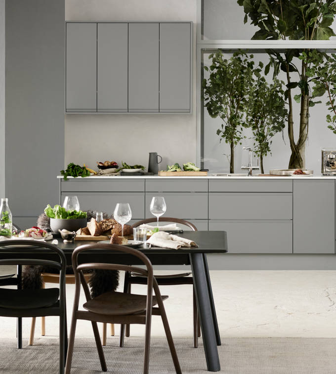 Marbodal Viken Åska - kök med integrerat fräst grepp i köksluckan.