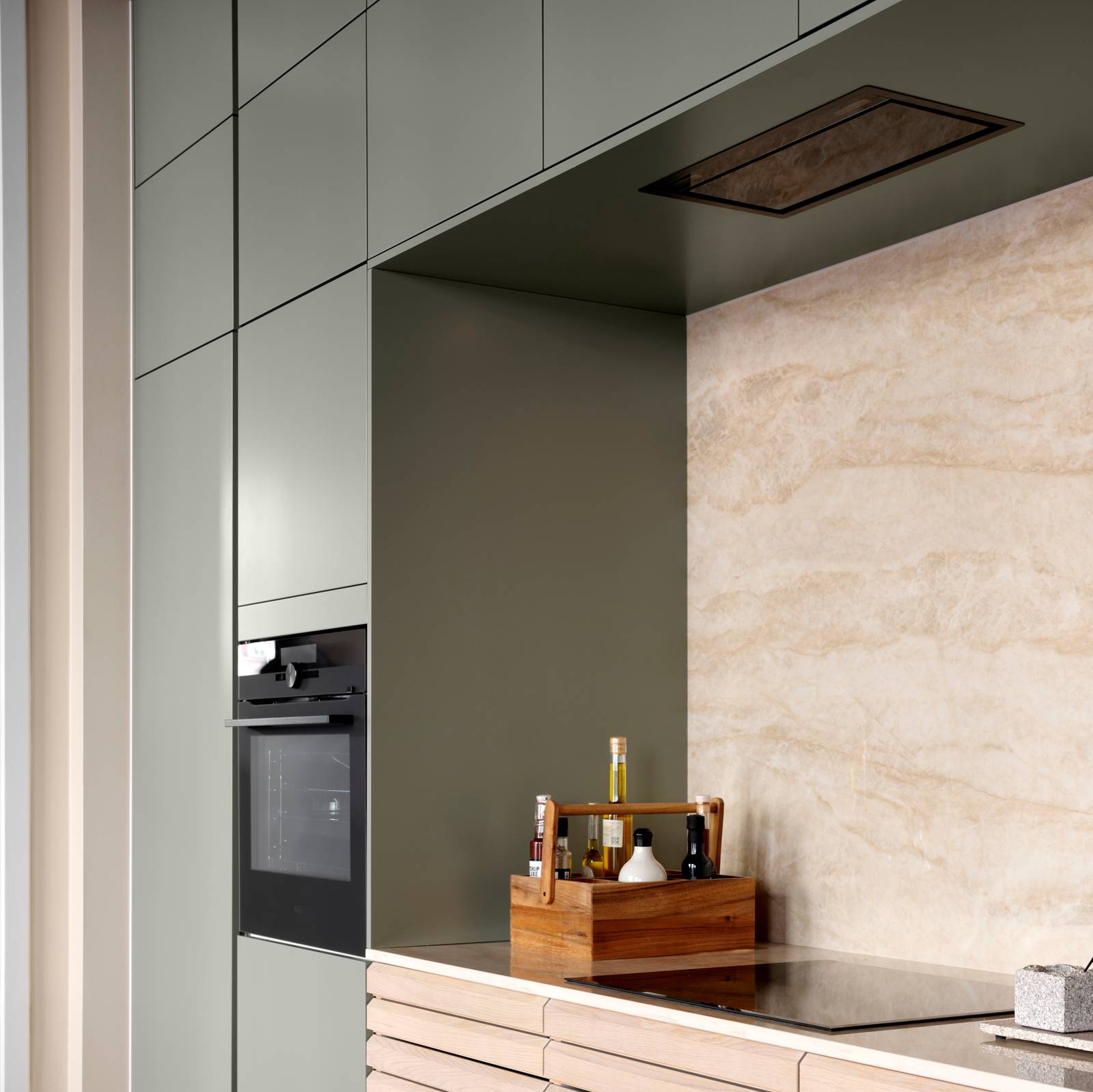 grebsfrie grønne køkkenet Highline Salvie med indfræsede greb i lågerne fra INVITA kombineret med med af egetræskøkken Ikon med håndsorterede lameller i massiv eg.