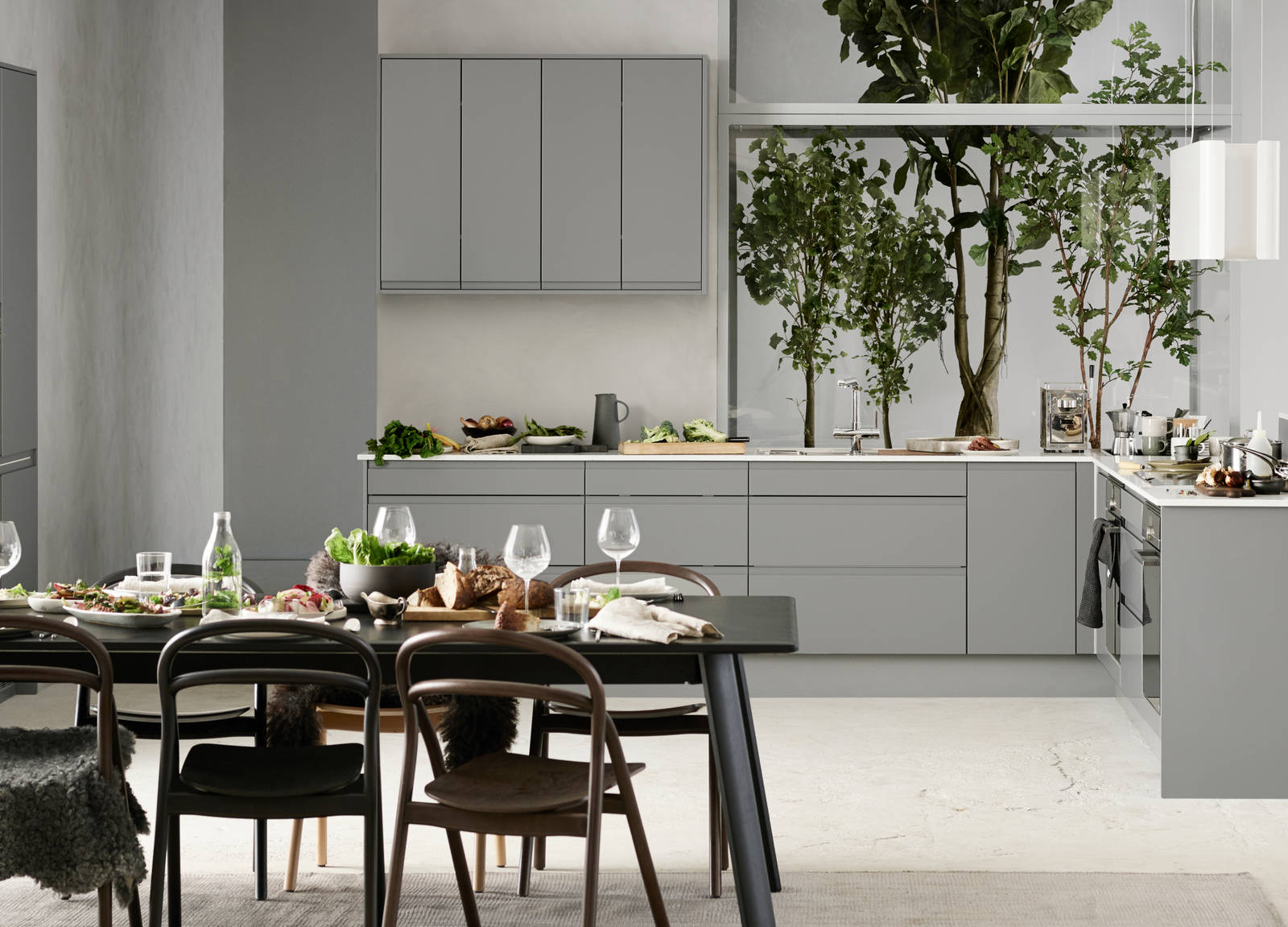 Marbodal Viken Åska - kök med integrerat fräst grepp i köksluckan.