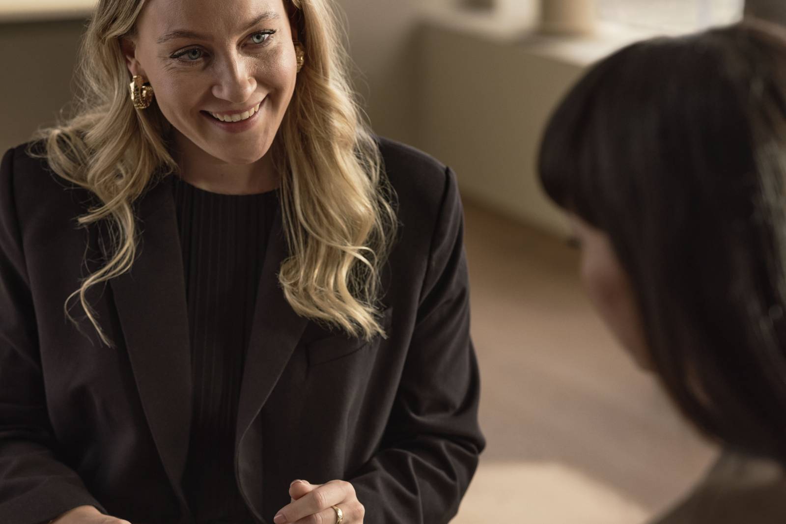 Varm minimalisme besøg af køkkenkonsulent