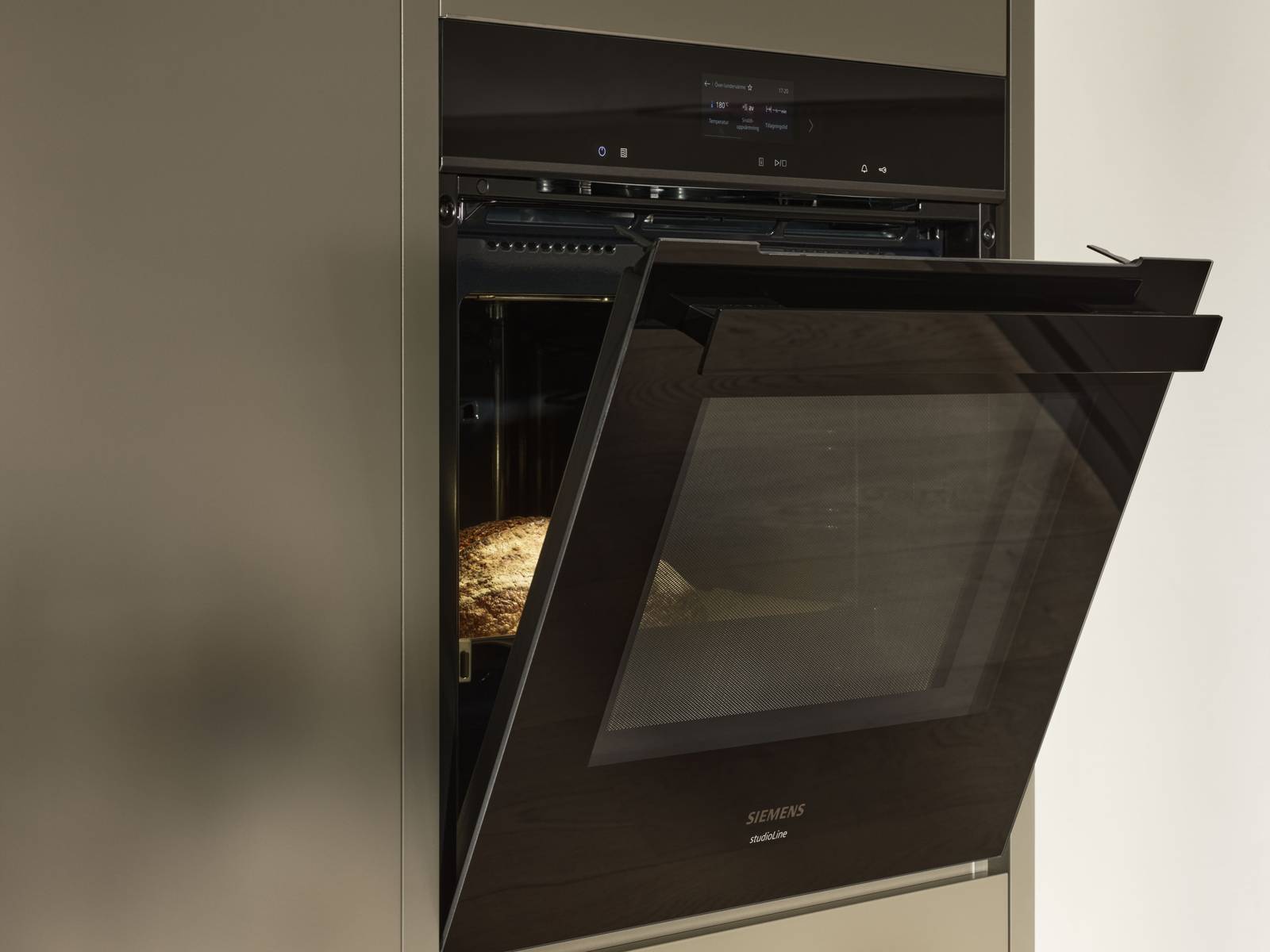 En integreread ugn från Siemens i Marbodals Warm Minimalism-kök.