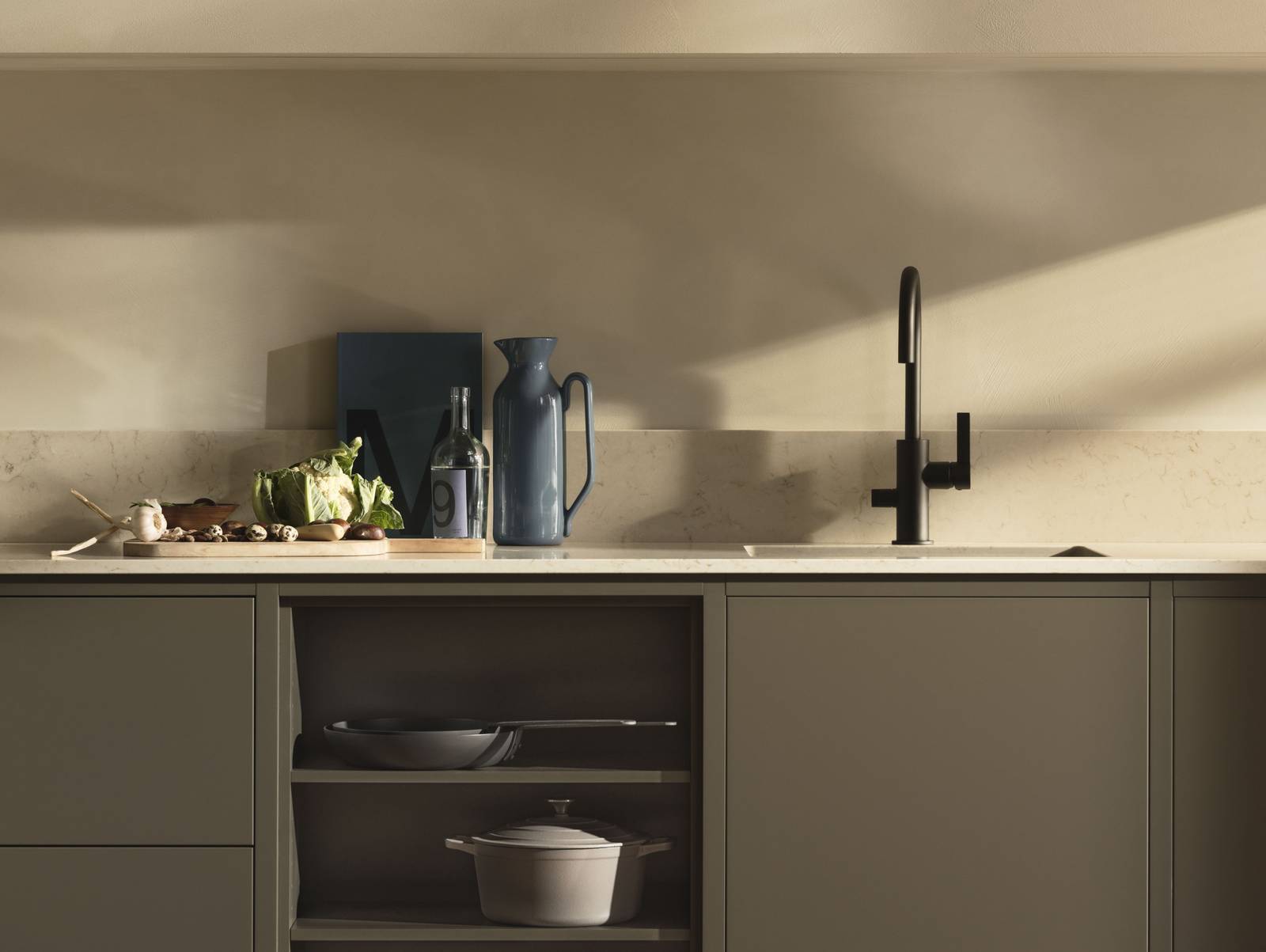 Kökshyllor i Marbodalköket Warm Minimalism.