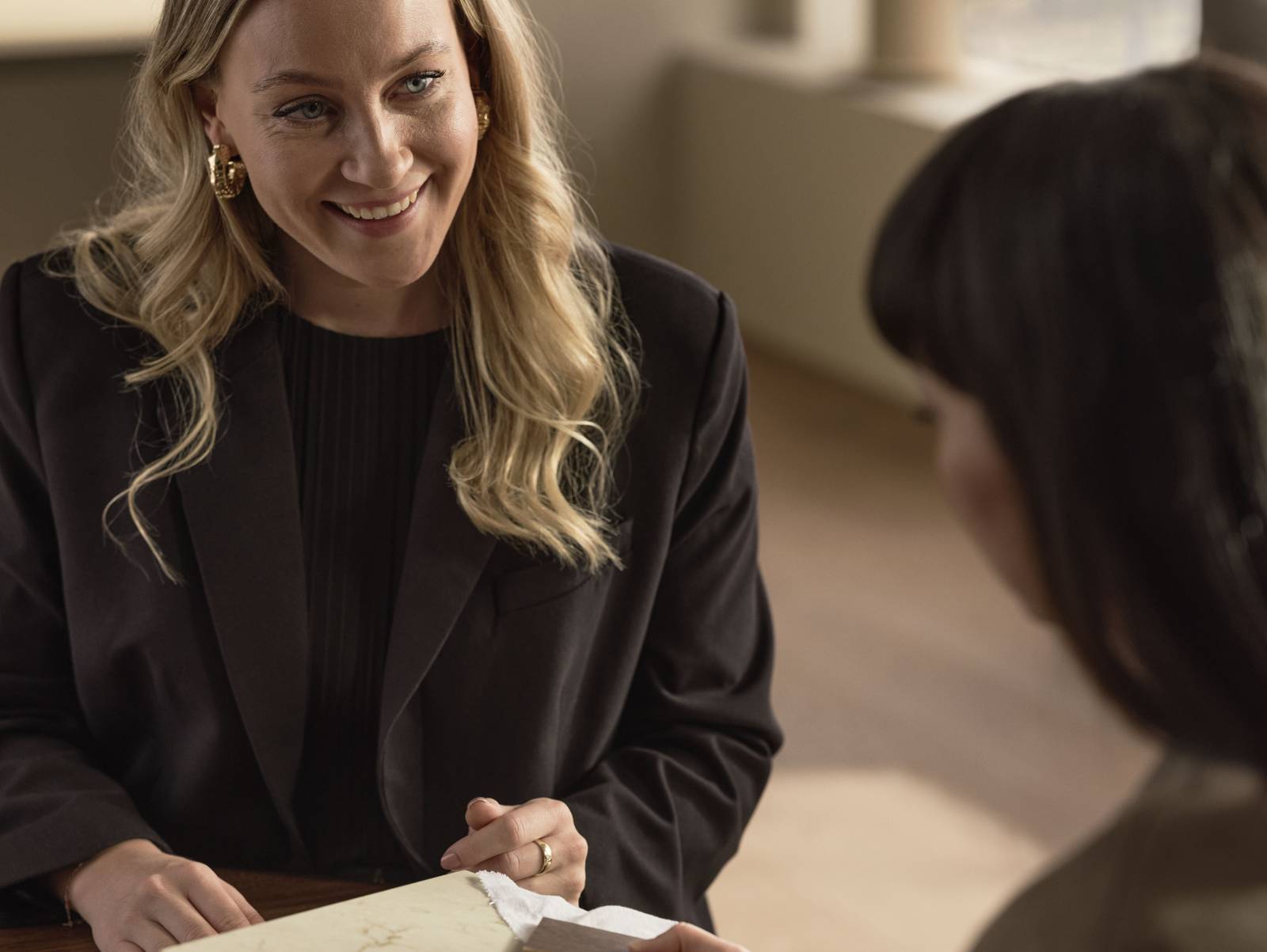 Varm minimalisme besøg af køkkenkonsulent