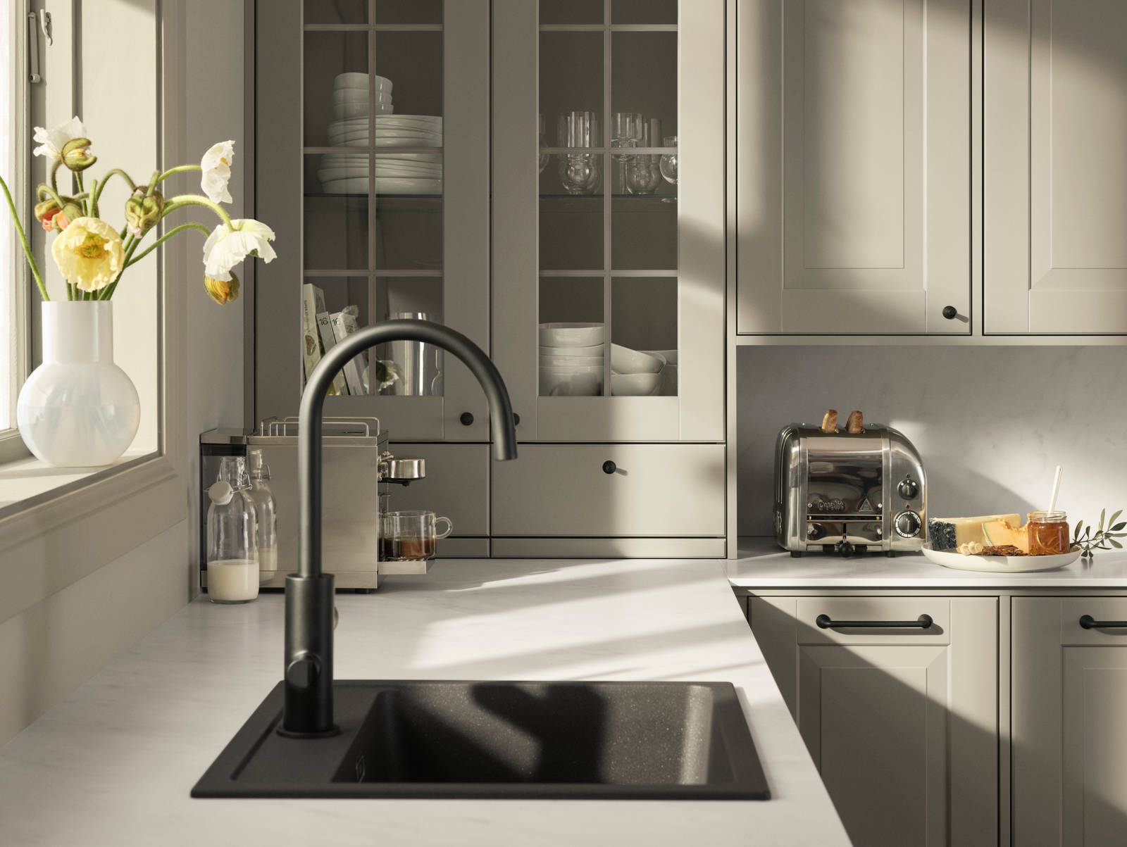 Bänkstående vitrin skåp med lådor. Bänkskiva i kvartskomposit.