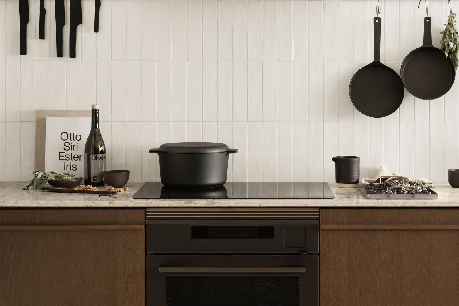 Marbodal Signatur Ekbackens brunbetsade kökslucka i en livfull och varm ton.