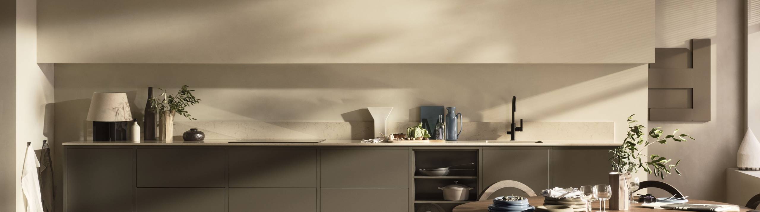 Varm minimalisme hele rummet