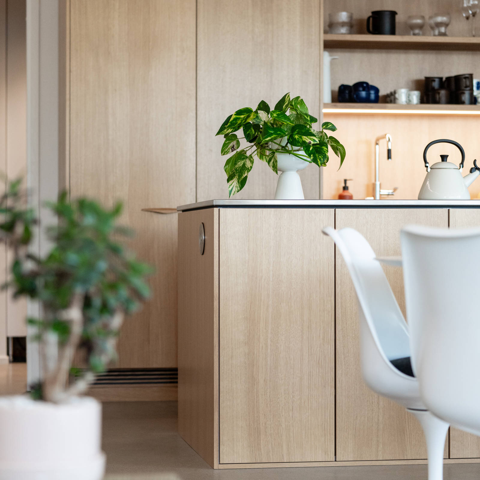 Aitoa luonnontammea Novartilta, yhdistelmä yhteensopivia puisia ja painonappikahvoja, keittiösaareke hanalla, tiskiallas ja ruostumattomasta teräksestä valmistettu työtaso.