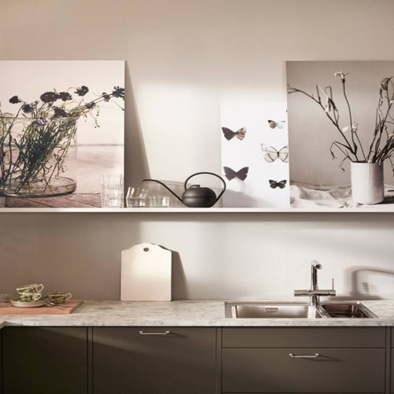 Sigdals Inframekonsept, med dører og skuffer som ligger innrammet, gir innredningen et flott, plassbygd preg. Line kan fås med innramming i foliert MDF i samme farge.