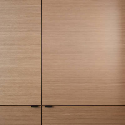 Elegant og moderne eikekjøkken. Slette fronter i eikefinér med integrert kantlist i eik som markerer kjøkkenets linjer og komposisjon.