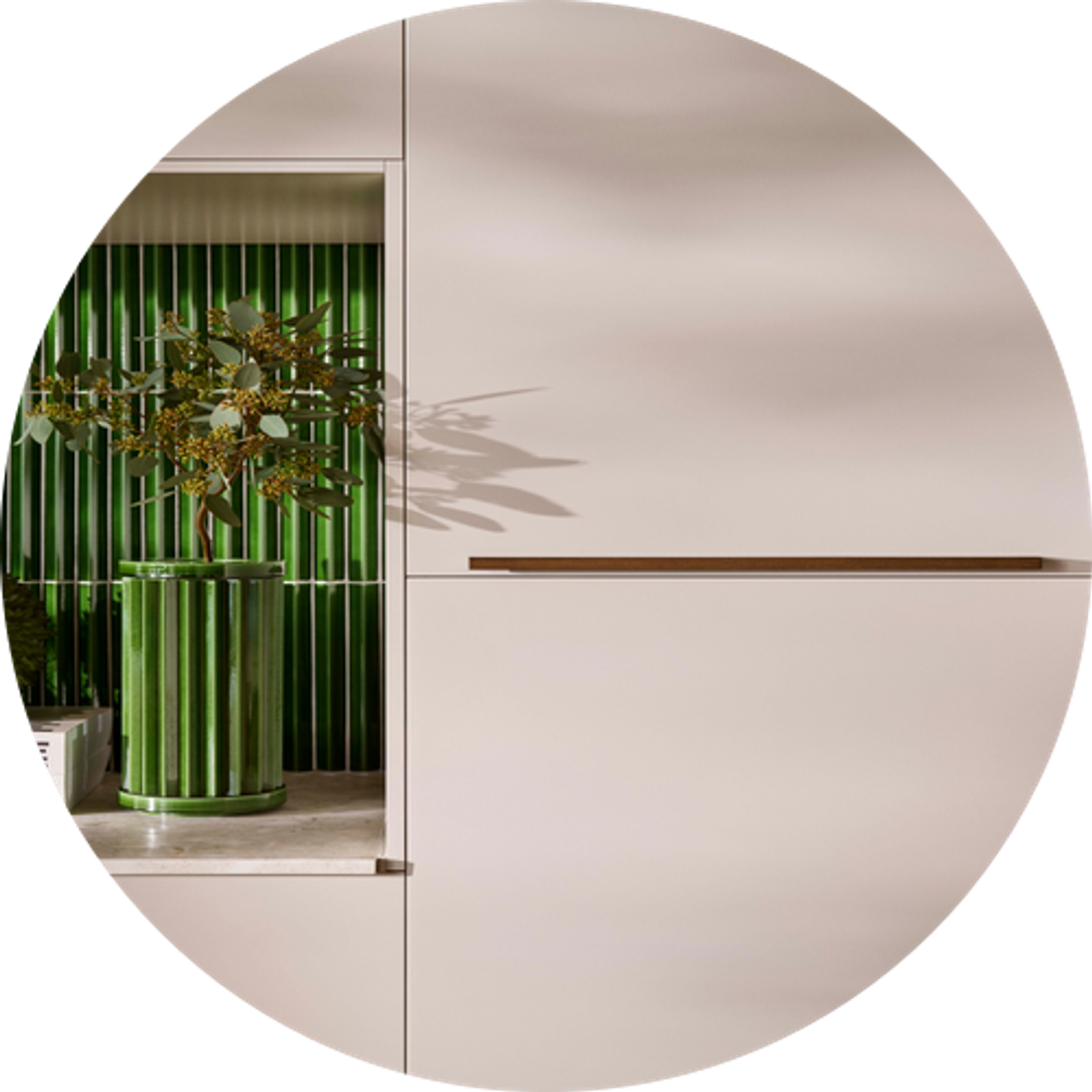 Ved å kombinere kjøkkenmodellen Line i fargen Korn og Signatur Nøtt har vi fått frem et lekent og inspirerende kjøkken med rom for ro og sosiale samvær.