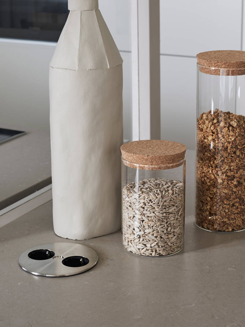 Nærbillede af åben Powerport i beige køkkenø Athena Sand fra INVITA