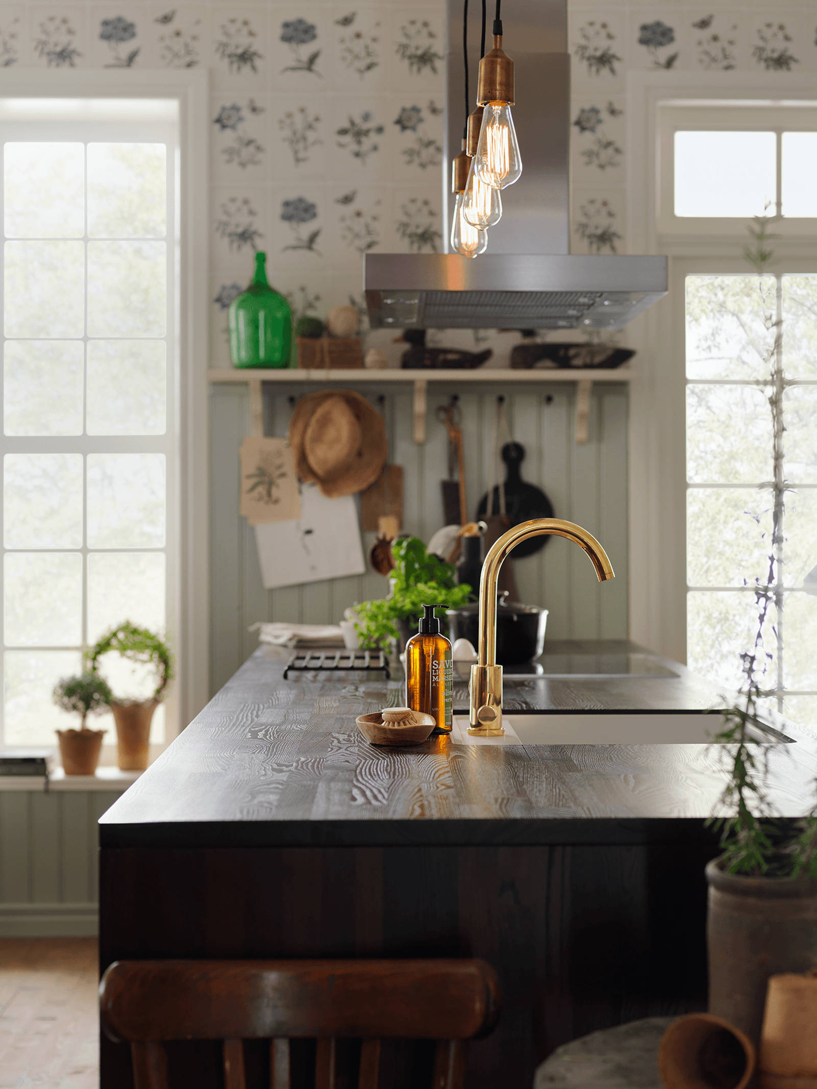 Sigdals Inframekonsept, med dører og skuffer som ligger innrammet, gir innredningen et flott, plassbygd preg. Her får du den rette Herregaardsfølelsen. Suppler gjerne med taggelister, nostalgihyller, vitriner med kryss-sprosser og fremtrukket sokkel.