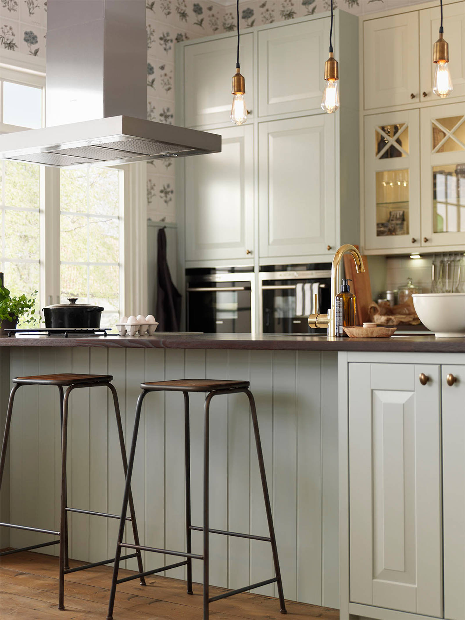 Sigdals Inframekonsept, med dører og skuffer som ligger innrammet, gir innredningen et flott, plassbygd preg. Her får du den rette Herregaardsfølelsen. Suppler gjerne med taggelister, nostalgihyller, vitriner med kryss-sprosser og fremtrukket sokkel.