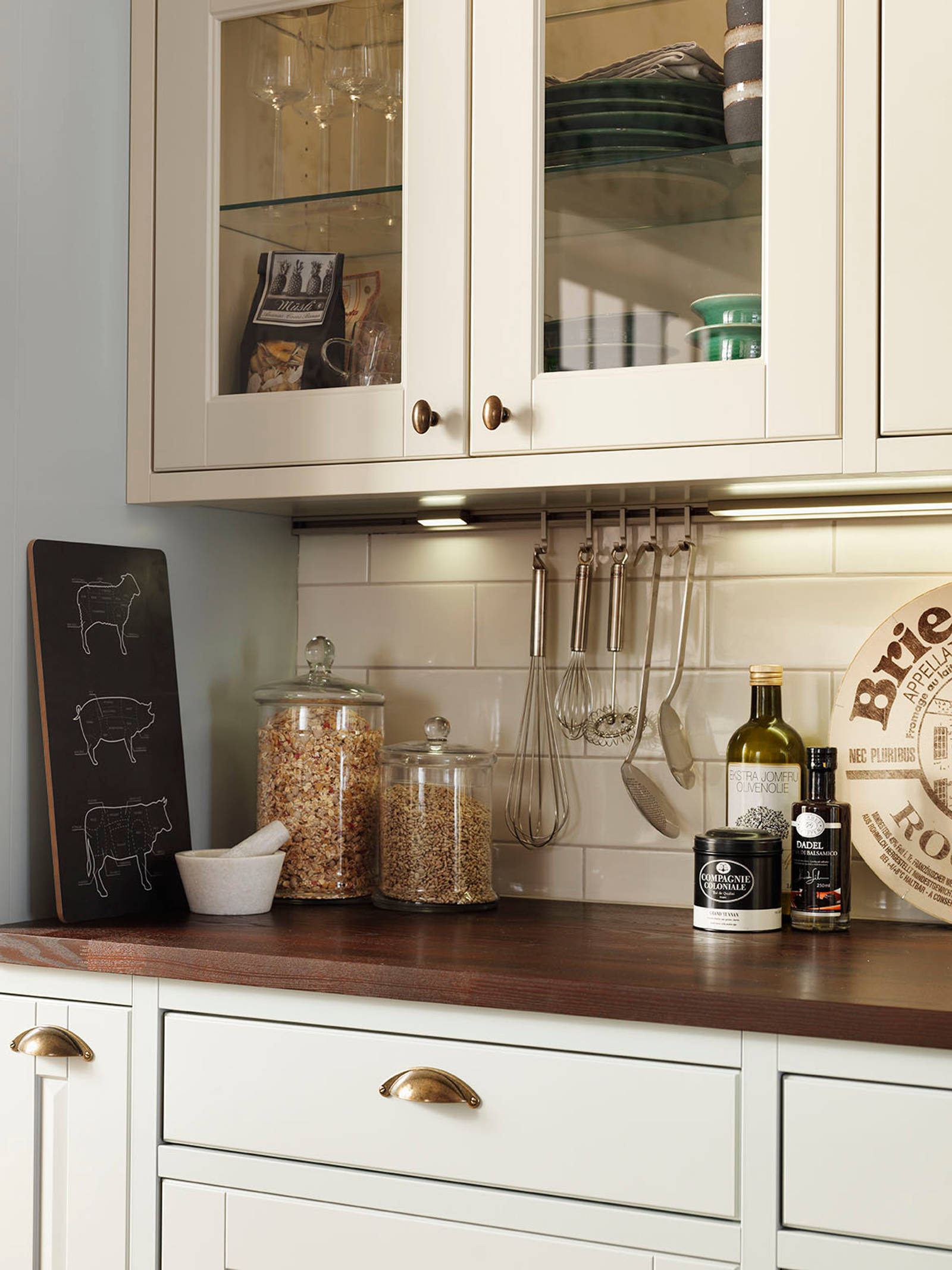 Sigdals Inframekonsept, med dører og skuffer som ligger innrammet, gir innredningen et flott, plassbygd preg. Her får du den rette Herregaardsfølelsen. Suppler gjerne med taggelister, nostalgihyller, vitriner med kryss-sprosser og fremtrukket sokkel.