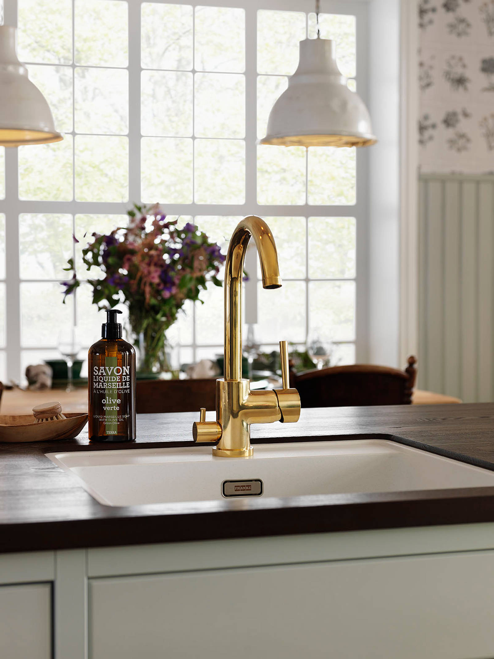 Sigdals Inframekonsept, med dører og skuffer som ligger innrammet, gir innredningen et flott, plassbygd preg. Her får du den rette Herregaardsfølelsen. Suppler gjerne med taggelister, nostalgihyller, vitriner med kryss-sprosser og fremtrukket sokkel.