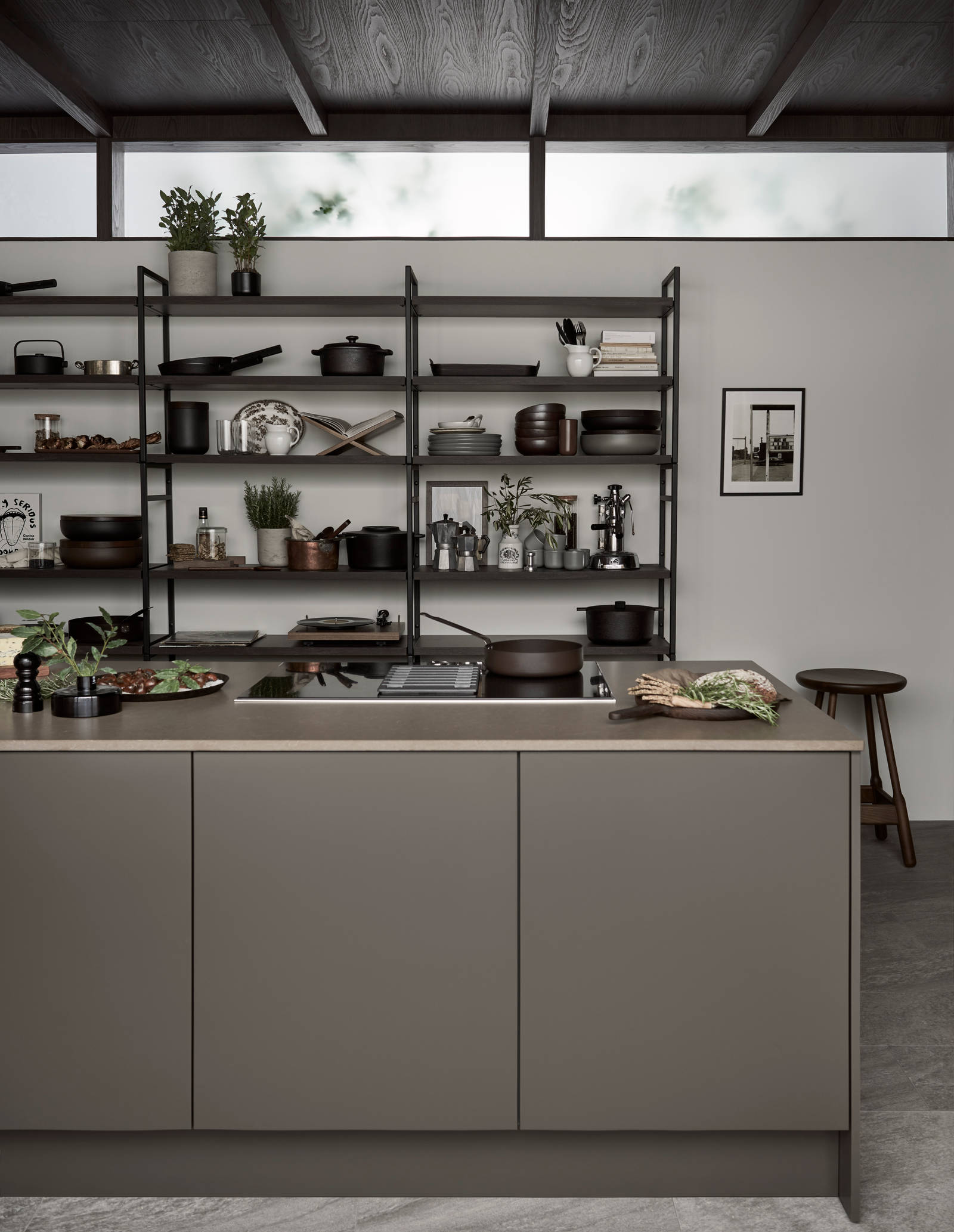 Line er en stilren kjøkkenmodell med et stort designregister. De slette MDF-frontene kan males i alle Sigdals standardfarger, eller valgfri NCS-farge mot et pristillegg.